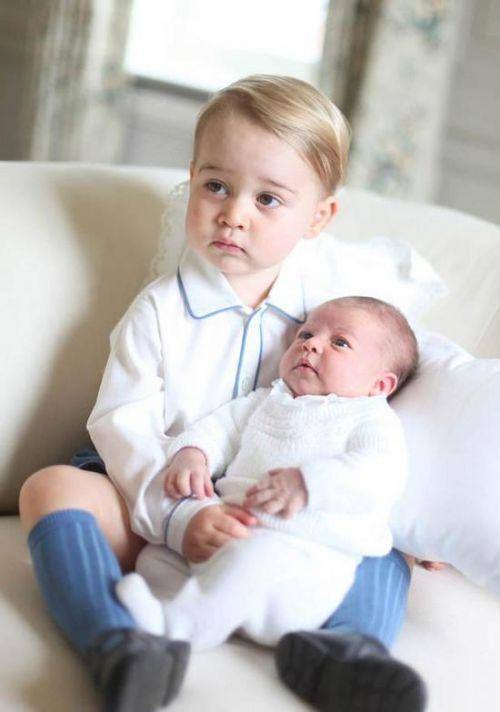 乔治小王子5岁官方生日照发布，竟笑出鱼尾纹，穿的衬衫才300多元