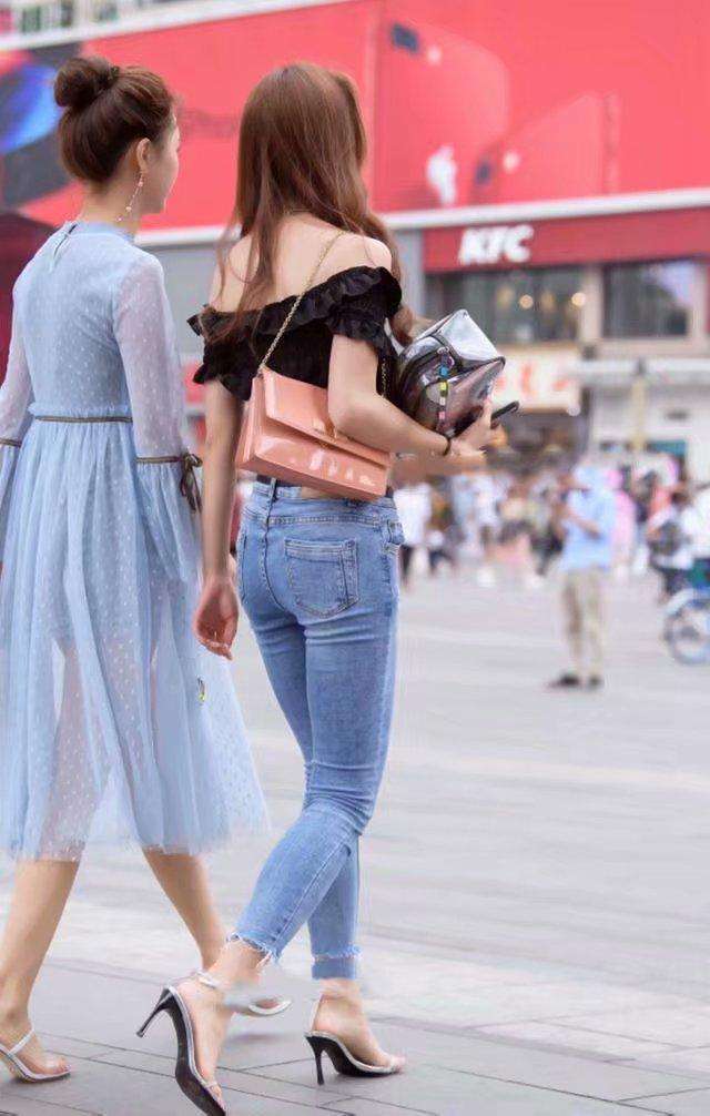 甜美姐妹花淑女裙PK紧身牛仔裤,时尚潮流的穿搭秀出青春时尚美