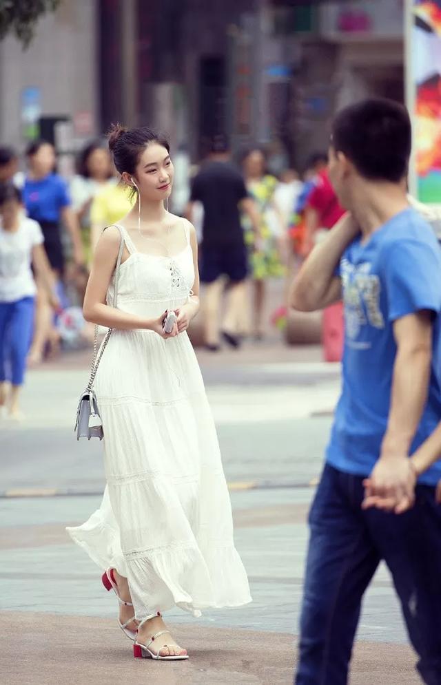 「细致」街拍:小姐姐身穿长款针织开衫,翻领带着蝴蝶结,既细致又优雅
