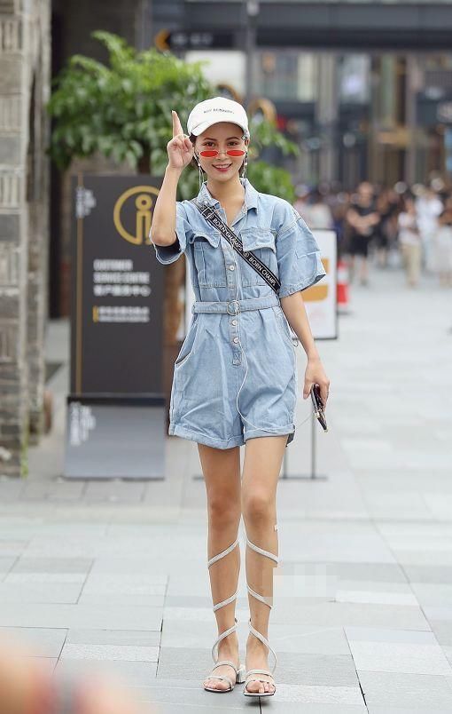 街拍:美女们身材惊艳，紧绷的“漫画腿”，很是令人着迷!