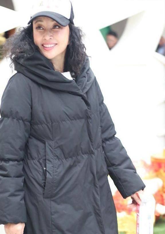 刘晓庆机场穿娃娃装狂扮嫩，然而看到她眼周细纹的我差点被吓哭！