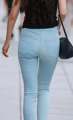 气质小姐姐蓝色紧身牛仔长裤，尽显极致紧绷翘臀，走在街上十分吸