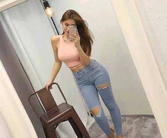 时装搭配，初秋想穿出与众不同的高级感，搭配一条蓝色的牛仔裤