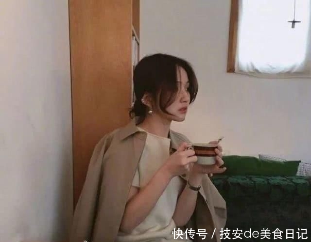 『高丸子』这个时候丸子头成了女孩们的首选 轻松搞定的慵懒发型