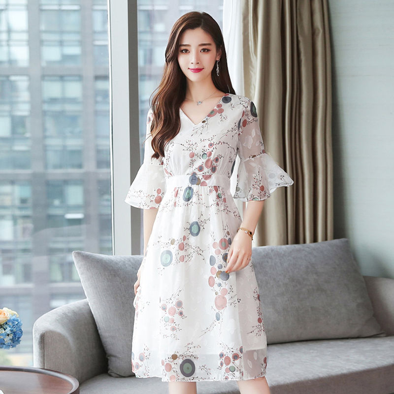 看看年刚上市的裙子，显嫩美爆，同事都羡慕我呢