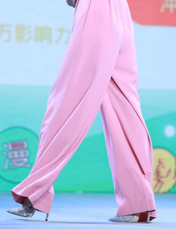 赵丽颖脚踩15cm细针跟,脚背快垂成一条直线了,谁怀孕敢这么穿?