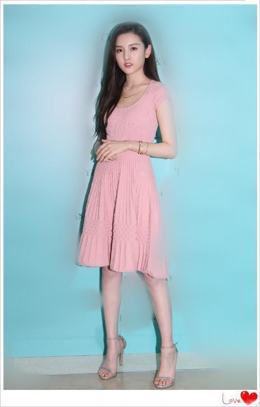 20岁宋祖儿为了美,脚踩“两根针”现身活动,看起来老了不止10岁