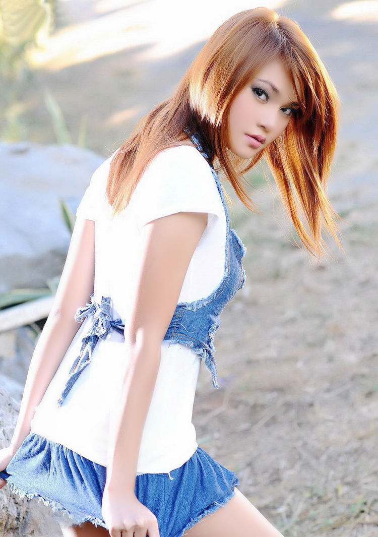 阳光下一个金色头发的唯美风情美丽女子