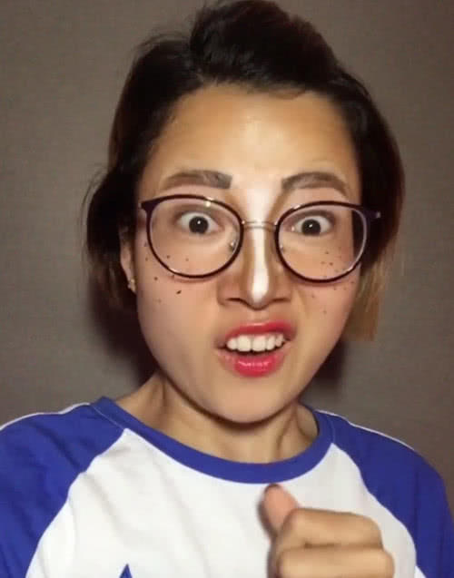 妹子说要来个欧美妆，过程直接吓楞观众，网友：幸亏最后是认真的