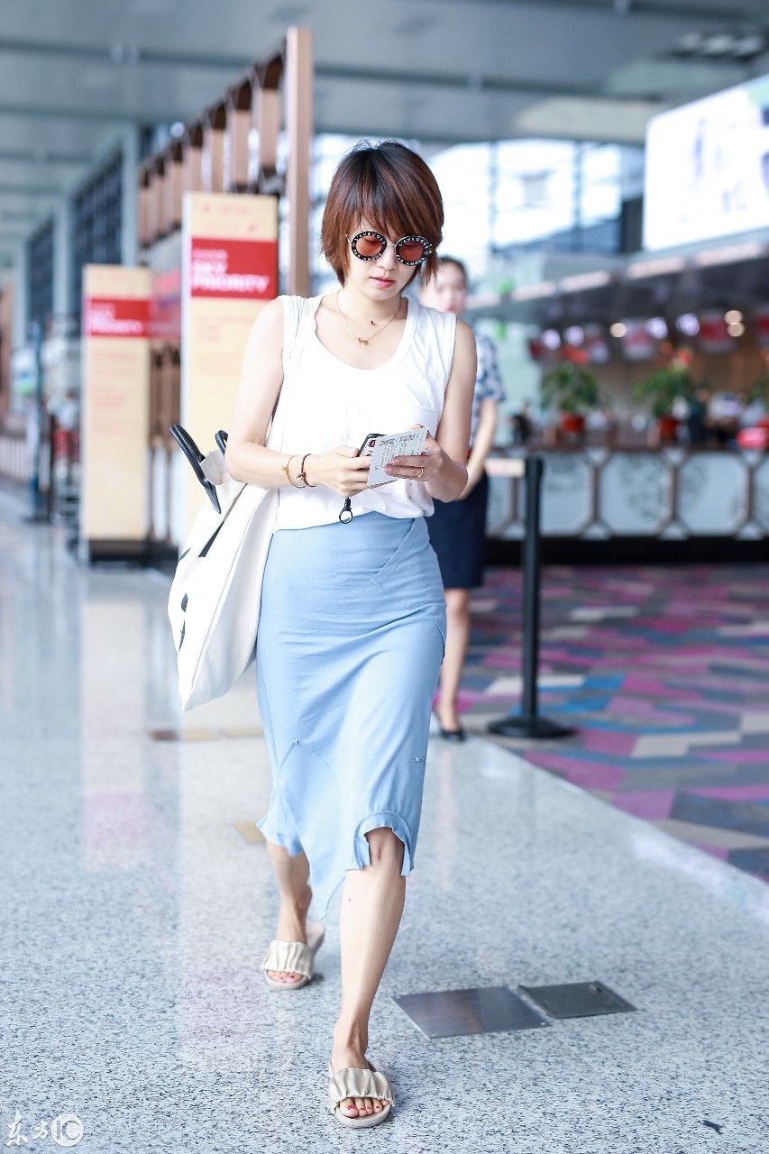 马伊琍机场穿搭，衣品越来越好了，一下子年轻了20岁，网友:厉害