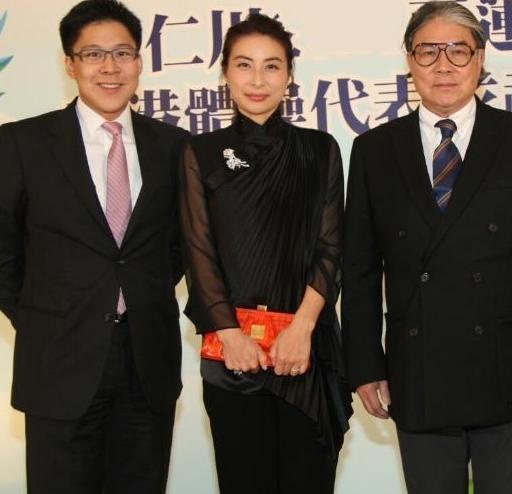 郭晶晶穿“人鱼裙”太惊艳，霍启刚秒变小跟班一刻都不敢离开！