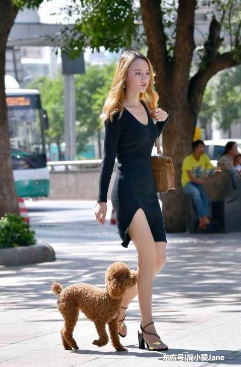 街拍:小姐姐的白色的吊带很迷人,还有穿小黑裙的气质美女!