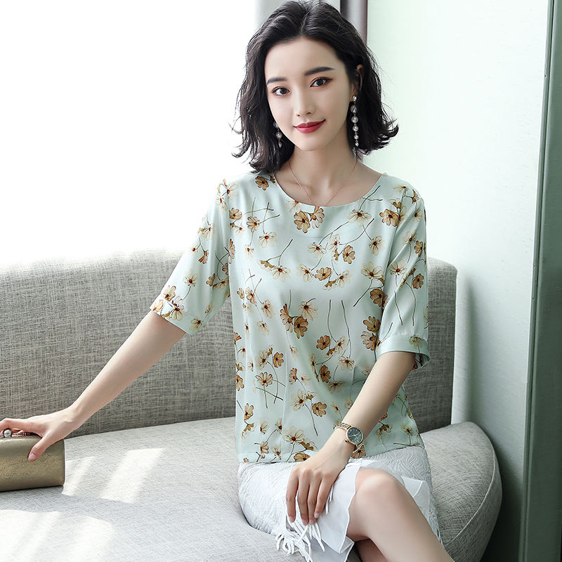 去趟香港，53岁老妈连买三件真丝裙，上身高贵优雅，看像30岁