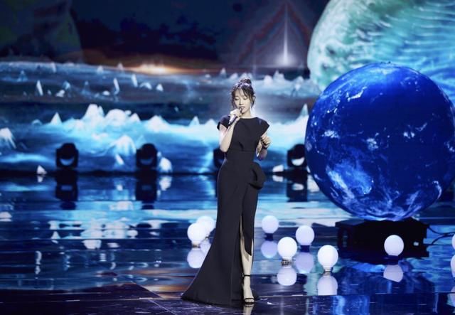 白百何一袭黑裙演唱，裙子开到大腿根，网友：为了红也真是拼了！