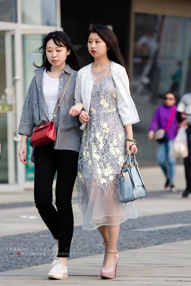 路人街拍，简简单单黑纱裙，大长腿实力抢镜！