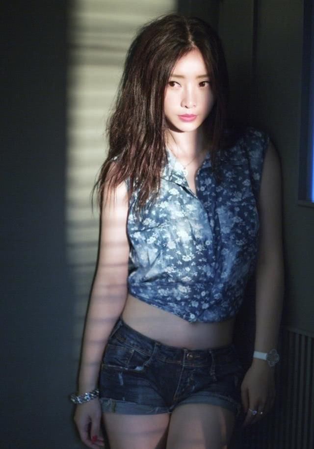 柳岩私服写真清纯性感太能撩,网友:这完美曲线也太迷人了吧