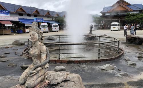 泰国路边“温泉驿站”,可供免费泡脚,深受中国游客欢迎