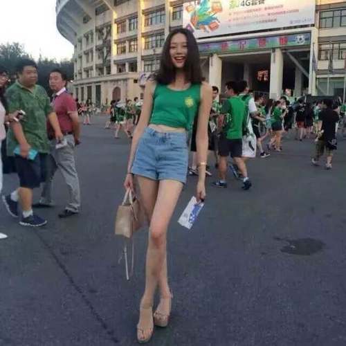 妹子，你这身高要秒杀一切啊，不愧是大长腿，还是别穿高跟鞋