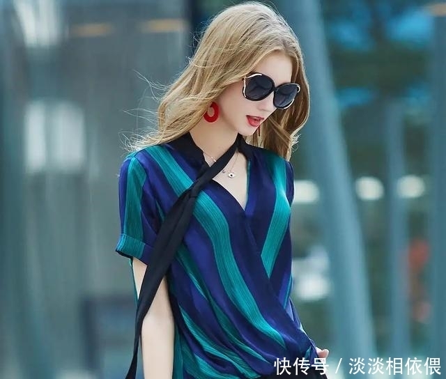  #女人#35-47岁女人得穿年轻点，试试这3种女装，除了百搭还时尚