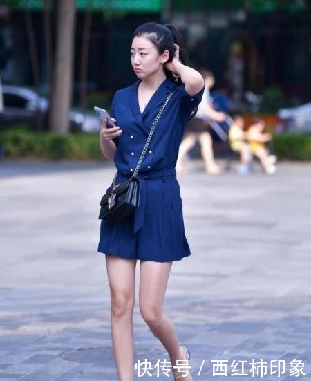  【柔美】街拍美女：天生丽质的小姐姐，秀出高挑的身形，尽显柔美魅力！