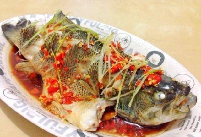 「正確」打開蒸鱸魚的正確方法是記住魚是美味的,嫩的和美味的!