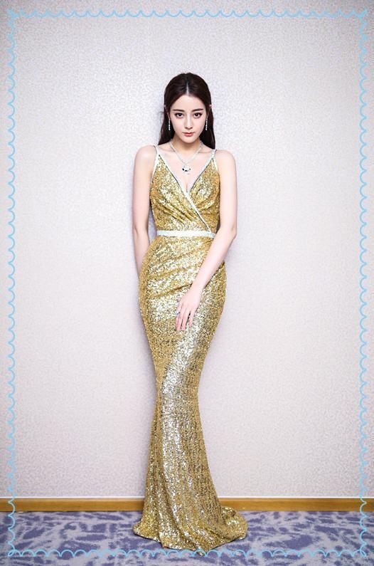 当迪丽热巴和佟丽娅同穿吊带裙，网友：干瘦和苗条的差距一目了然