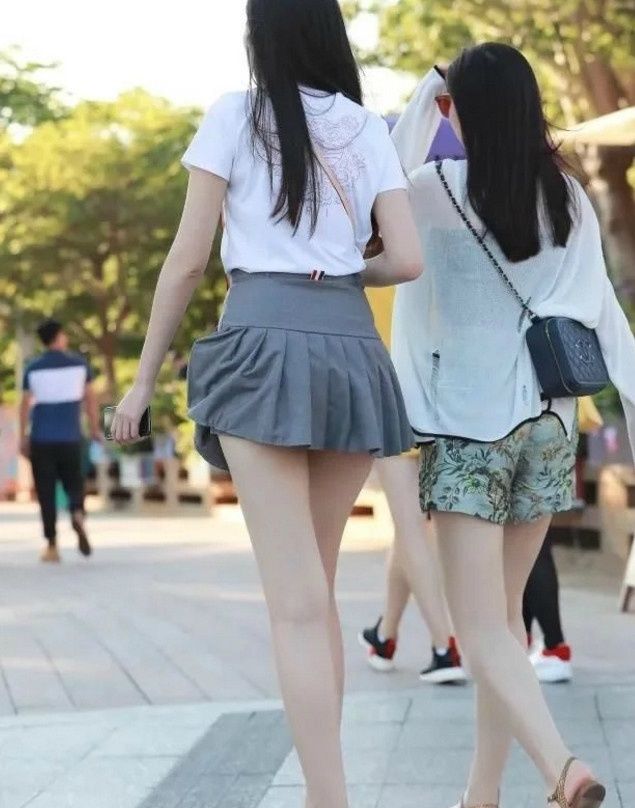 樱桃小嘴的小姐姐，穿裸色露肩连衣裙，腿部开叉露出傲人白皙长腿