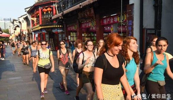 美国人到中国游后疑惑这东西这么先进,为何不是在我们国家