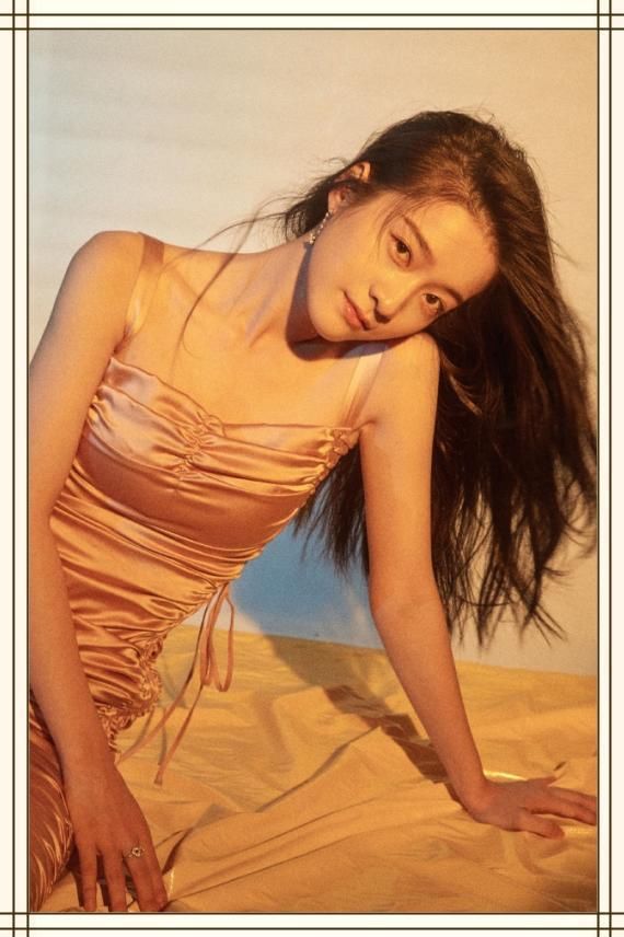 当王鸥穿金色紧身裙撞上迪丽热巴，网友直呼：张雪迎这下尴尬了！