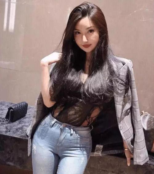 小姐姐身材精致有曲线,小蛮腰,肌肉很紧致,很有运动美感!