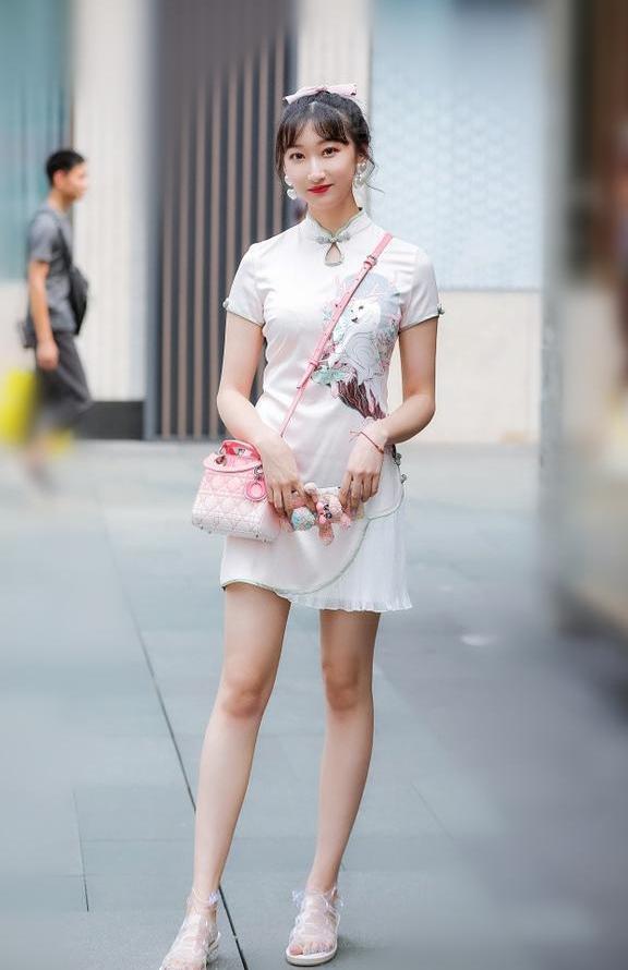 街拍路人，高气质的吊带连衣裙穿搭参考，让你秒变窈窕淑女