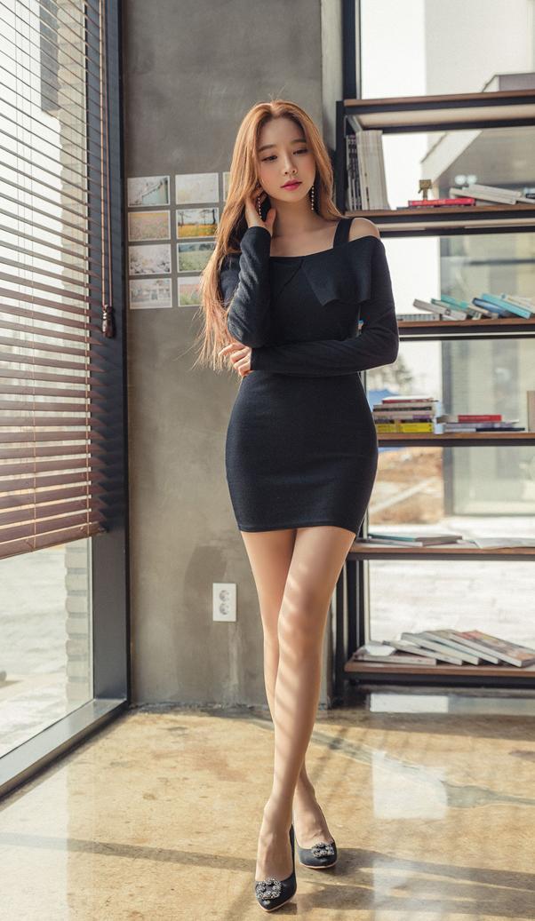 街拍：夏季一件简单的连衣裙就能让你美得出众，秀出苗条身材