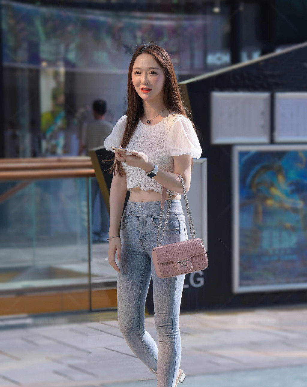  女生|时尚女生就是会穿,牛仔裤也能穿搭出靓丽雅致感,值得借鉴