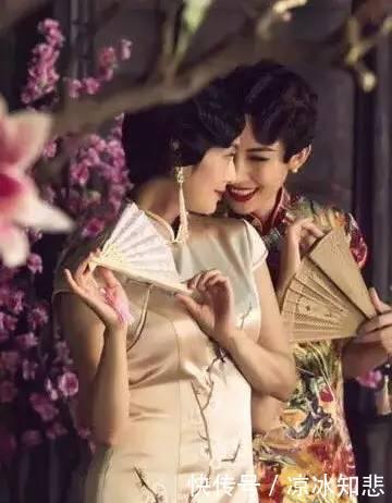 「耳边」蔡少芬三胎封肚后美出新天际！木耳边吊带秀出牛奶肌，女人味爆棚