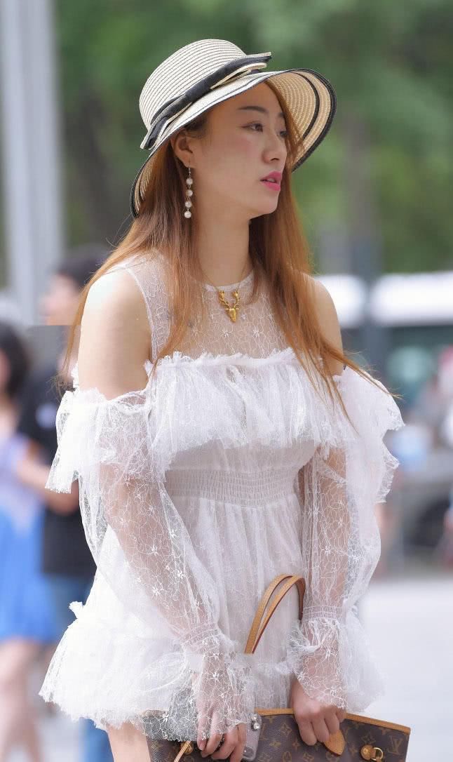 街拍美女:超短蕾丝裙秀出一双肉感美腿，裙子这么短好像有点危险