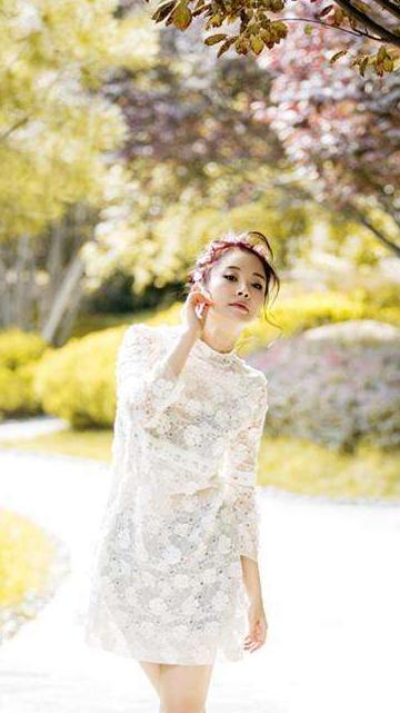 48岁许晴与41岁赵薇出游照流出, 一个嫩的掐出水, 一个老的认不出