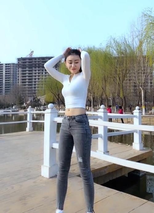 学院■紧身牛仔裤、小白鞋的搭配，穿出学院风的女神味道!
