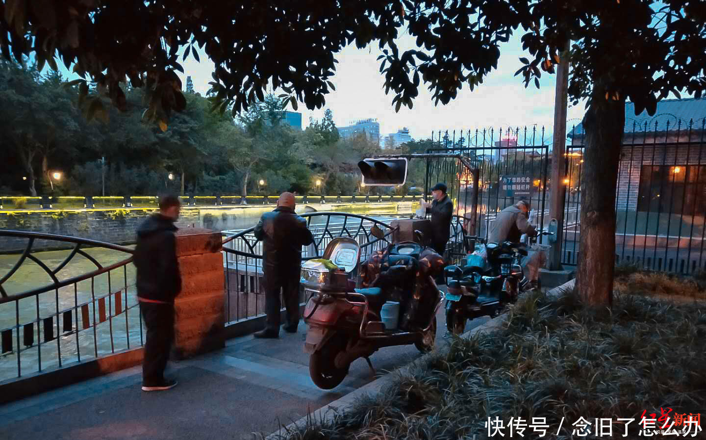  「农业综合执」禁渔期，夜钓者竟在百花潭公园水闸偷钓，有人声称钓了三四十斤