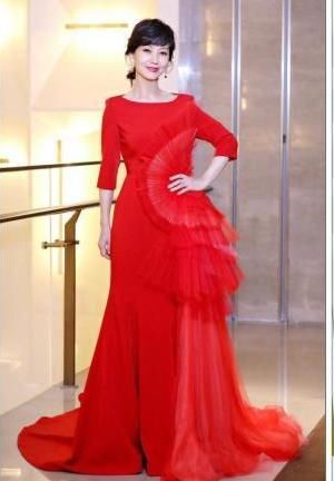 赵雅芝真敢穿！裙子中间开叉看到安全裤，网友：奶奶这样真的好吗