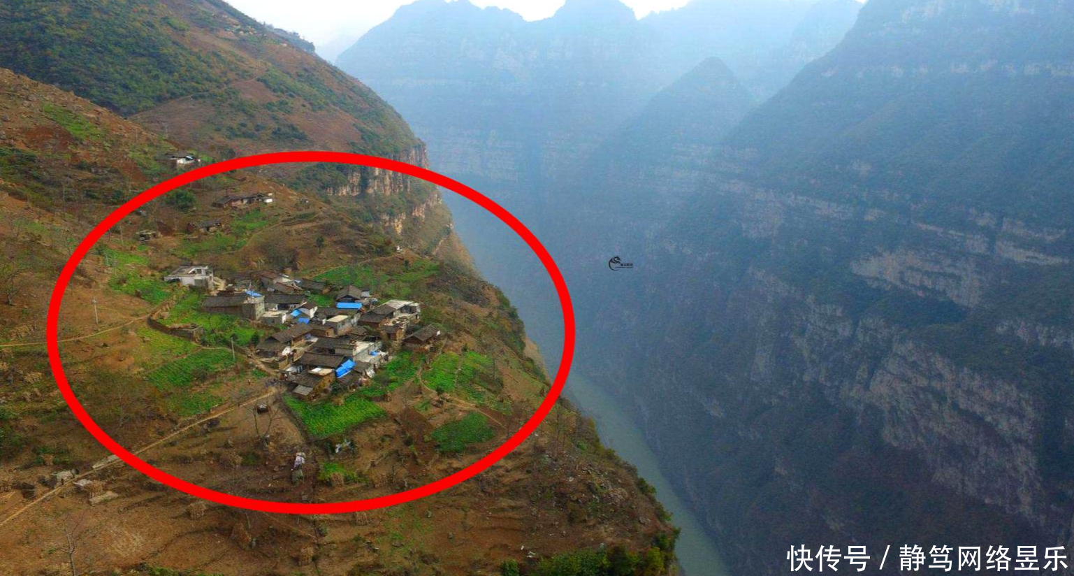 隐藏在四川悬崖上的村庄, 生活着500多人, 却有人一辈子都未曾下