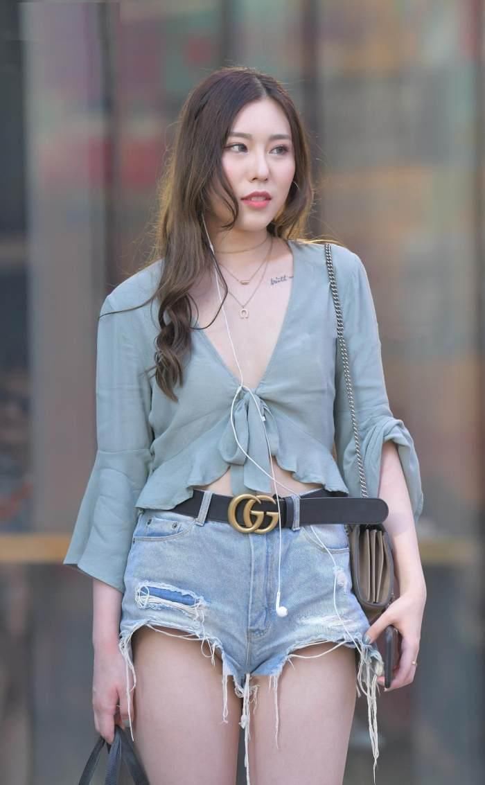 街拍超会穿搭超短裤气质美女 肉肉的样子太性感了!