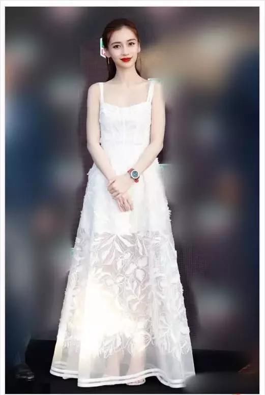当奶茶妹妹章泽天与女星杨颖同穿白色吊带裙，网友直呼：这差距！