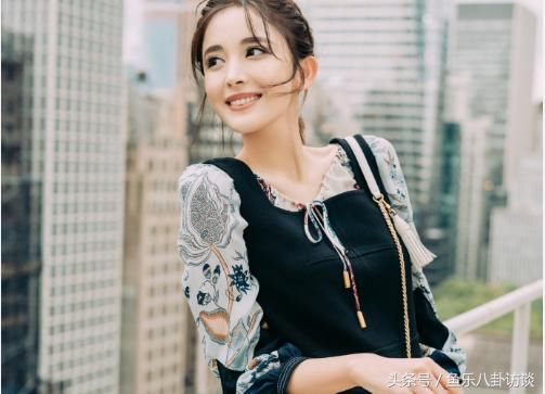 穿着印花黑色连衣裙的古力娜扎惊艳亮相 有种初恋般的感觉