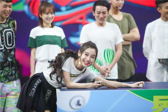 《快乐大本营》杨颖拍照姿势，图五自毁形象，图八宛如人间仙子