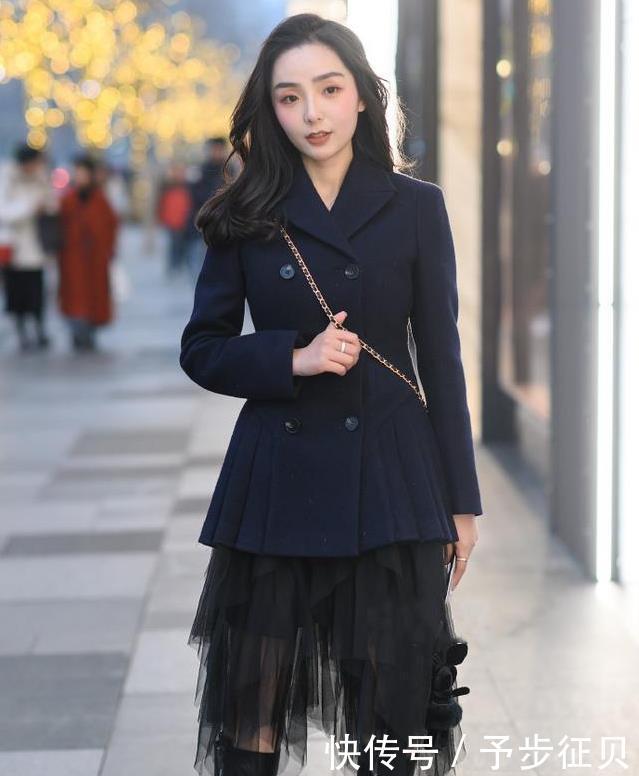 『气质』街拍:长款风衣搭配小皮靴,尽显丰腴身材线条,秀出成熟女人气质
