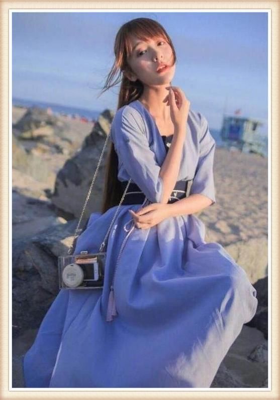 徐娇终于不穿唐装了！T恤裙大秀美腿，网友直呼：美的刚刚好！