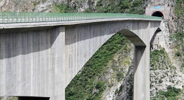 四川最让人“心慌”组合：悬崖峭壁上的大桥，对上绝壁上的电站！