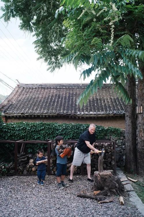 空置25年的农舍里 这个歪果仁怎么从预算不够到过上理想生活