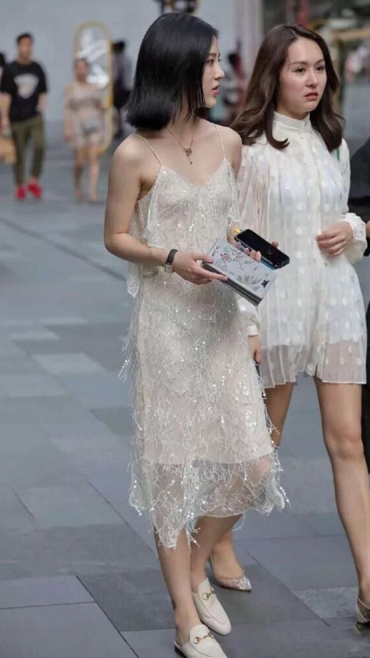 性感街拍丨外翻短发美女穿薄纱吊带裙,有亮点不止一处