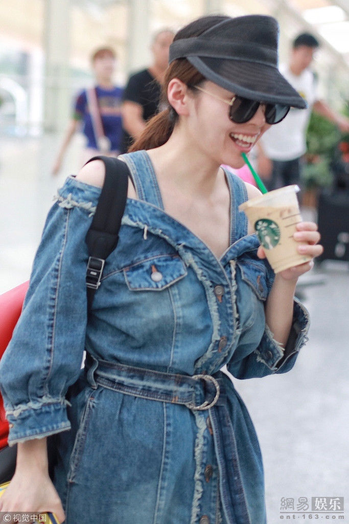 张靓颖穿吊带长裙 露雪白香肩超有范